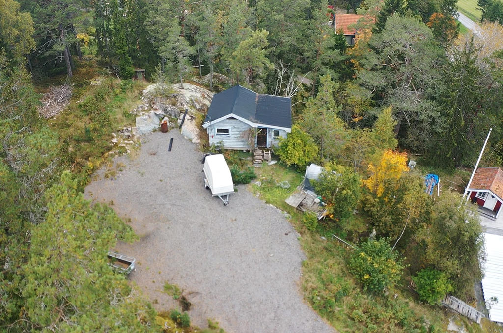 På tomten finns en liten stuga