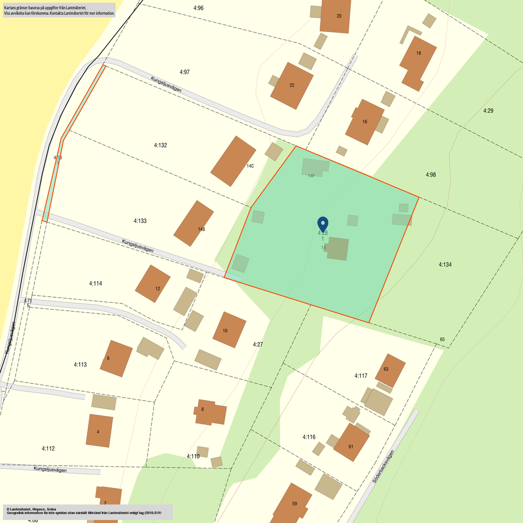 3 628 m² tomt i västerläge, med Kungsljusvägen 14 i mitten och 14F längst norrut. Jordkällaren ligger åt väster och boden för framtida bastu samt det stora förrådet för båt, husvagn och husbil åt nordost. Garaget i sydväst ligger precis vid uppfarten till nr 14, med servitut för infart. Kvällssolen finns redan i dag, och glesar du ut bland träden kan du få sol från morgon till kväll och ved för många år framåt.  