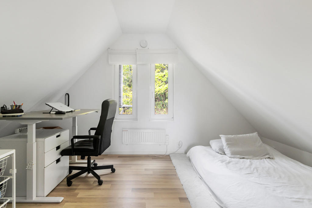 Det andra sovrummet är ljust med gott om plats för både säng och arbetshörna, perfekt för den som jobbar hemifrån. 