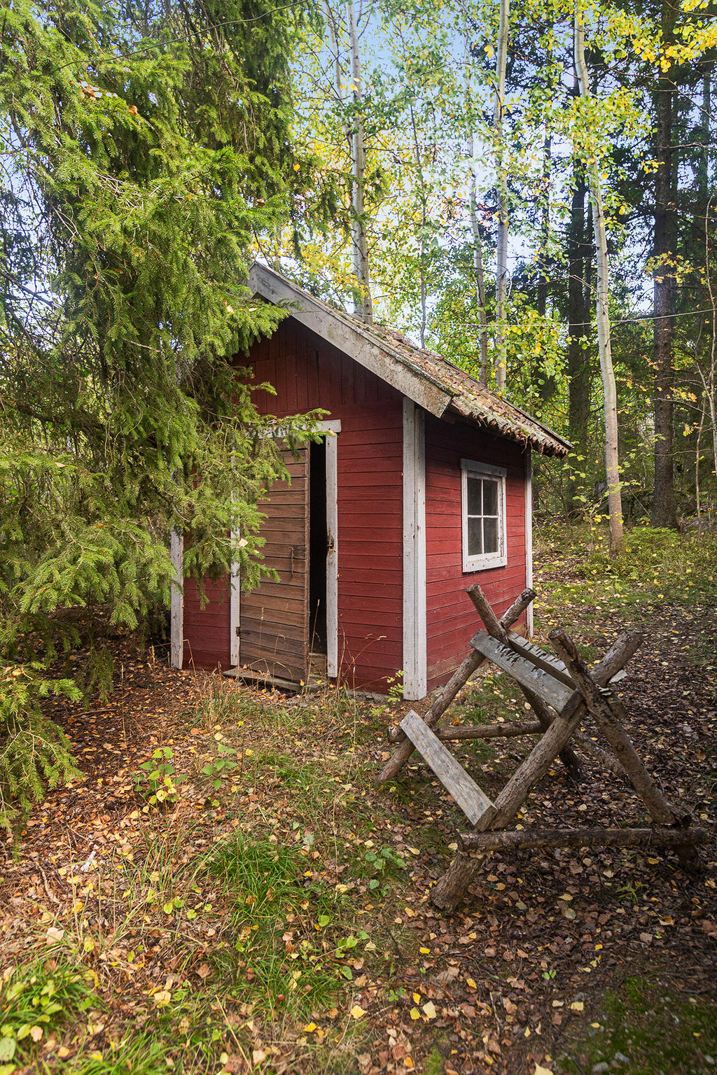 Den gamla tvättstugan från 1920-talet har gjutet golv, avrinning och skorstensvägg. Den behöver kärlek men har stor potential för den händige, kanske som en framtida vedeldad bastu eller en krukmakarverkstad.