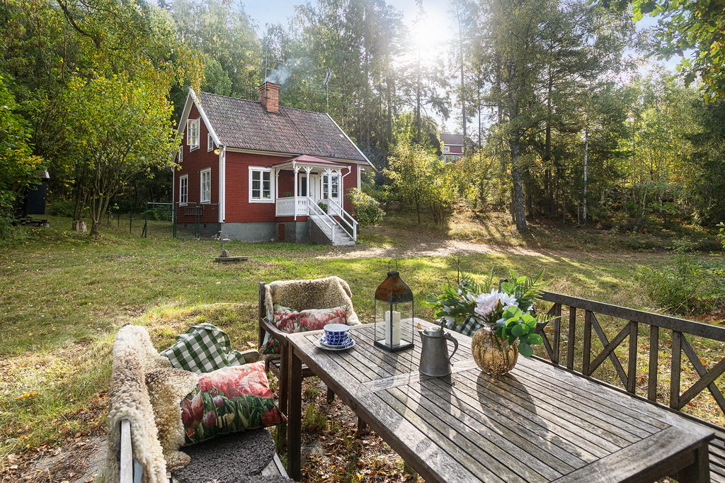 Solen silar mellan träden och värmer sittplatsen. Tänk dig sommarkvällar här, med kvällssolen i västerläge som sjunker långsamt bakom träden. 

