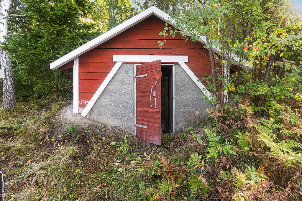 Fullt fungerande jordkällare med dubbla dörrar som håller jämn, låg temperatur året runt. Här förvarar du skörden från din egen köksträdgård, och för jägaren finns kraftiga krokar i taket för upphängning av vilt.