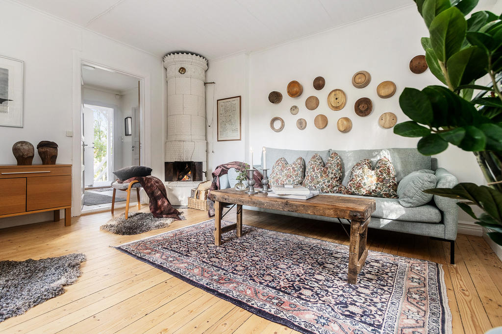 Rymligt och ombonat, med plats för både vardag och umgänge. Här möts sekelskifteskänsla och modern komfort. Kan även inredas som sovrum och i så fall kan man nyttja det stora rummet i Kungsljusvägen 14F som vardagsrum. 