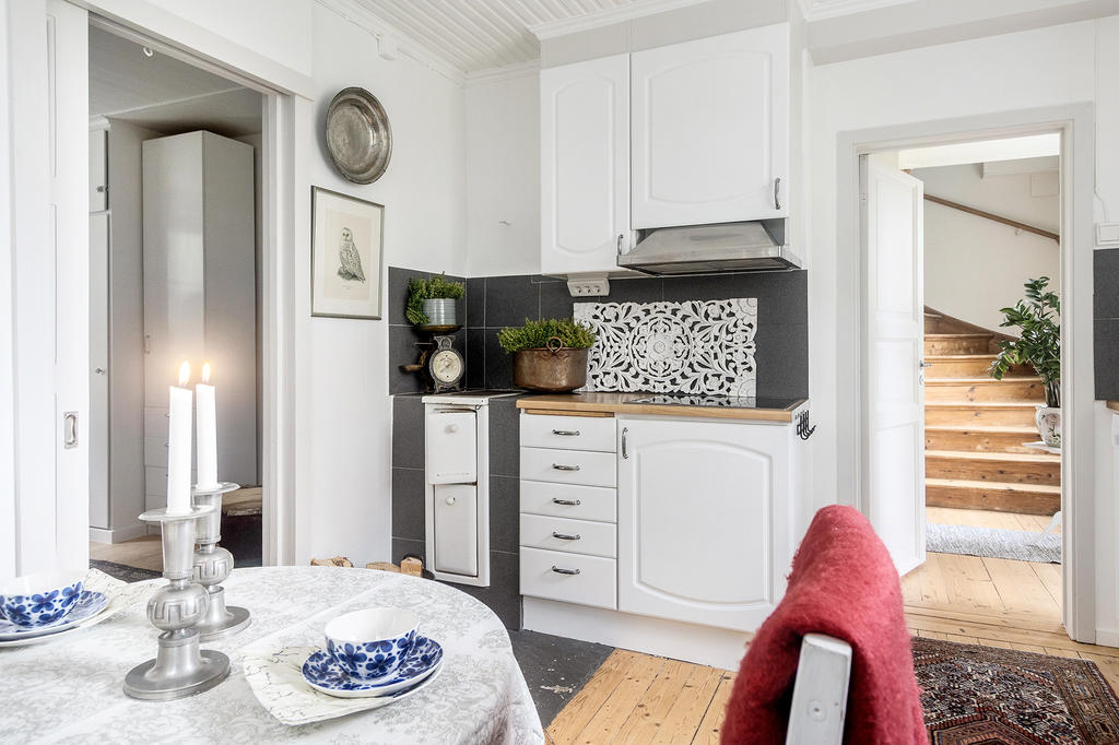 Trivsamt kök med fungerande vedspis och alla moderna funktioner du behöver. Trappan leder upp till övervåningen.