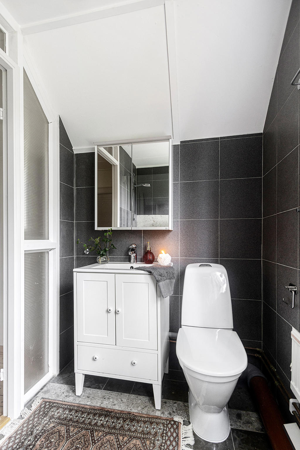 Kaklat duschrum med wc och handfat på övervåningen. Med det här duschrummet och wc:n på entréplan har nr 14 både dusch och extra toalett.