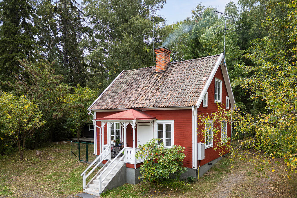 Kungsljusvägen 14, ett sekelskifteshus från 1926 med alla tidstypiska detaljer kvar. Det är ett av två fristående hus på fastigheten, båda med egen adress, egen parkering och kommunalt vatten och avlopp.  
