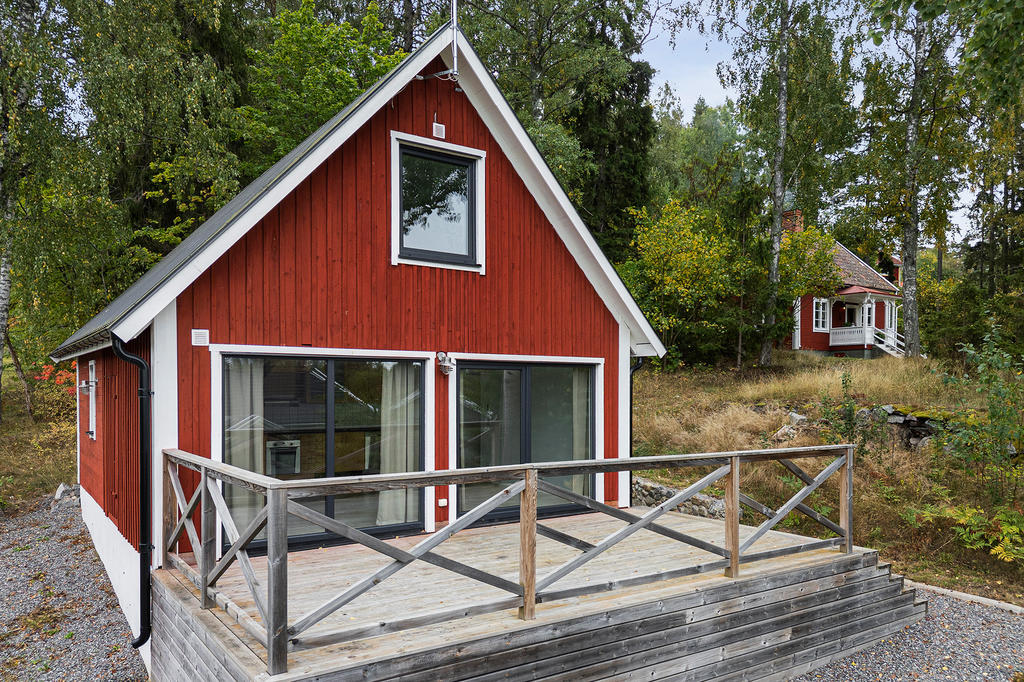Kungsljusvägen 14F, ombyggt till bostad 2020, med egen adress, egen tillfart, egen parkering och egen elmätare. Nuvarande ägare har hyrt ut huset för 11 000 kr/månad. Bo i det ena huset och låt det andra bidra till boendekostnaden.