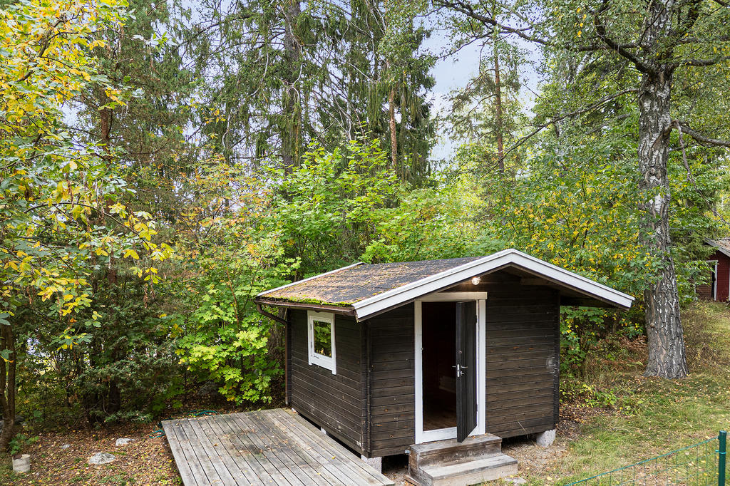 Sommargäststuga på ca 10 m² med fönster, el och egen trädäck. Härlig för sommargäster och möjlig att isolera för användning året om.  