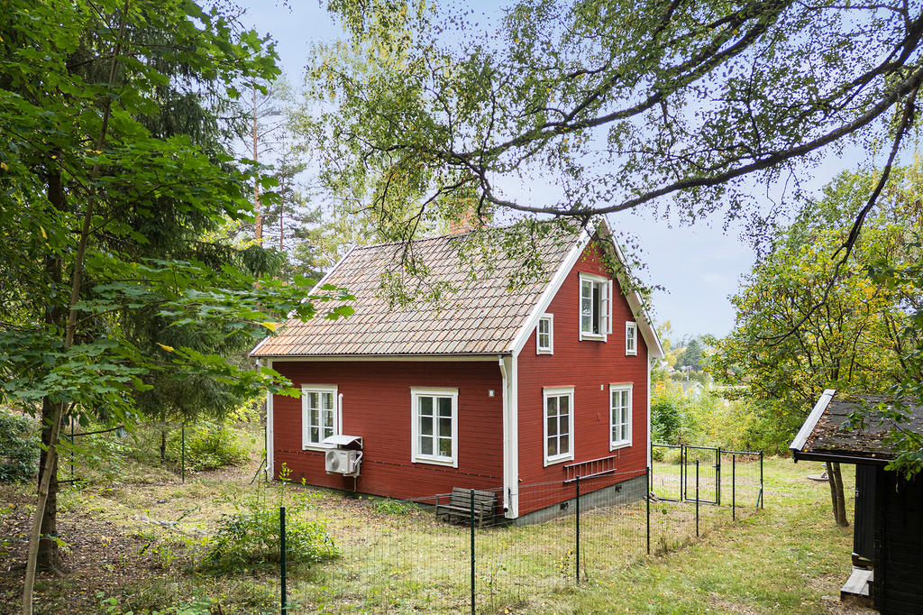 Här har även människans bästa vän fått en egen plats, i en inhägnad hundgård intill huset. Perfekt för familjens hund, eller för jakthunden efter en dag i skogen.