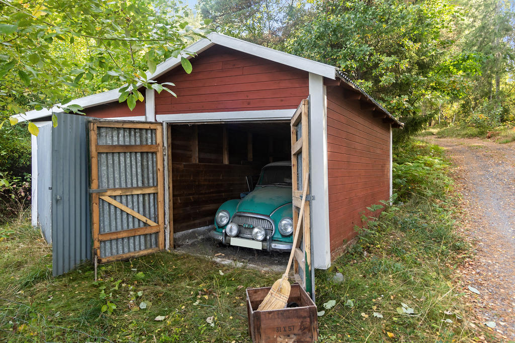 Enklare dubbelgarage med två dubbla portar, perfekt för bilen, fyrhjulingen, motorcykeln eller veteranbilen. Garaget ligger precis vid uppfarten och har servitut för infart.