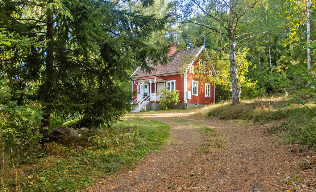 Följ uppfarten genom grönskan, så öppnar sig sekelskifteshuset från 1926. Privat och avskilt, men ändå nära grannar och vägen ut.