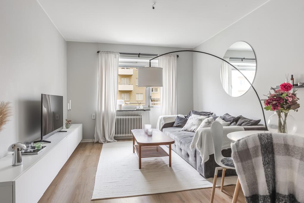 Vardagsrum med utgång till balkongen