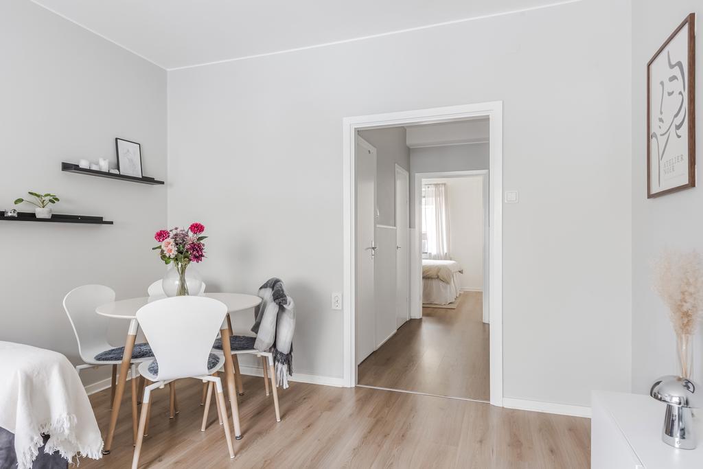 Vardagsrum med plats för både soff- och matgrupp