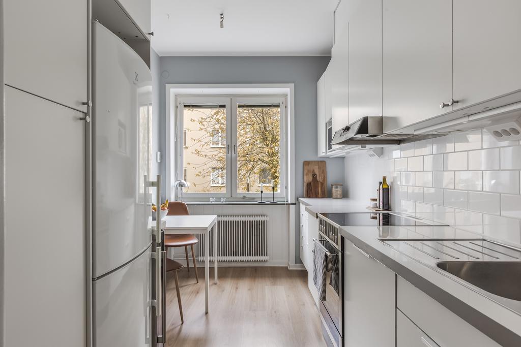 Kök med gott om förvaringsmöjligheter och plats för matgrupp