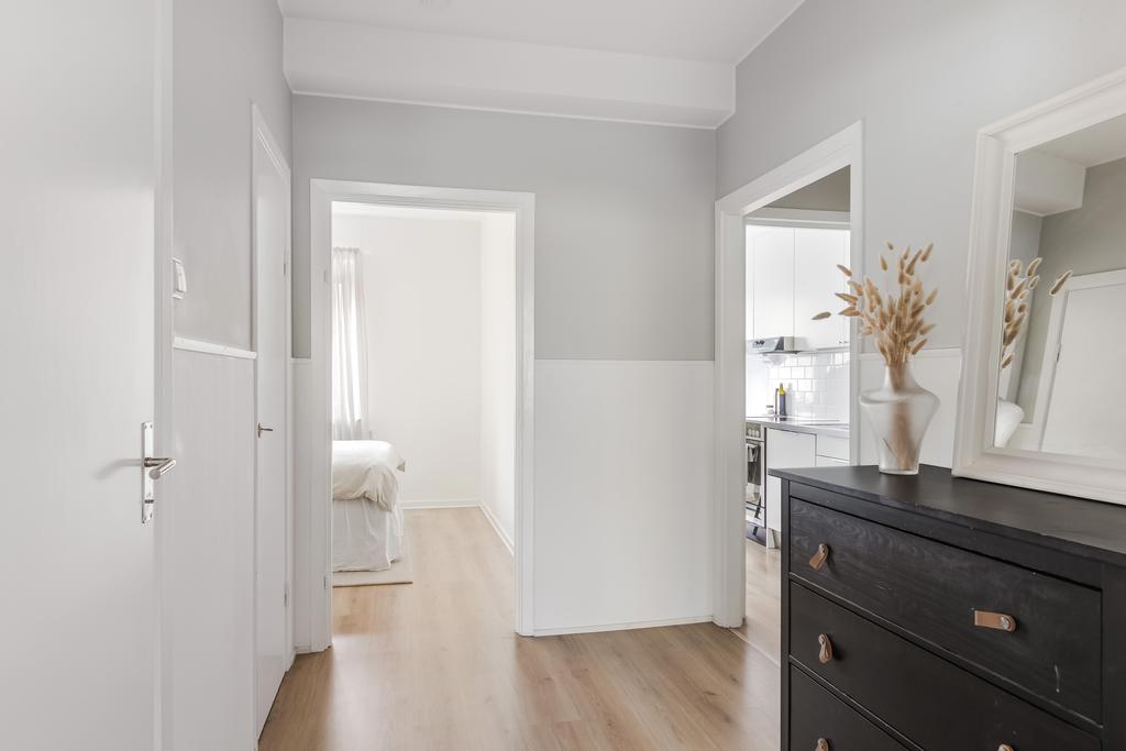 Inre hall med klädkammare och plats för förvaring