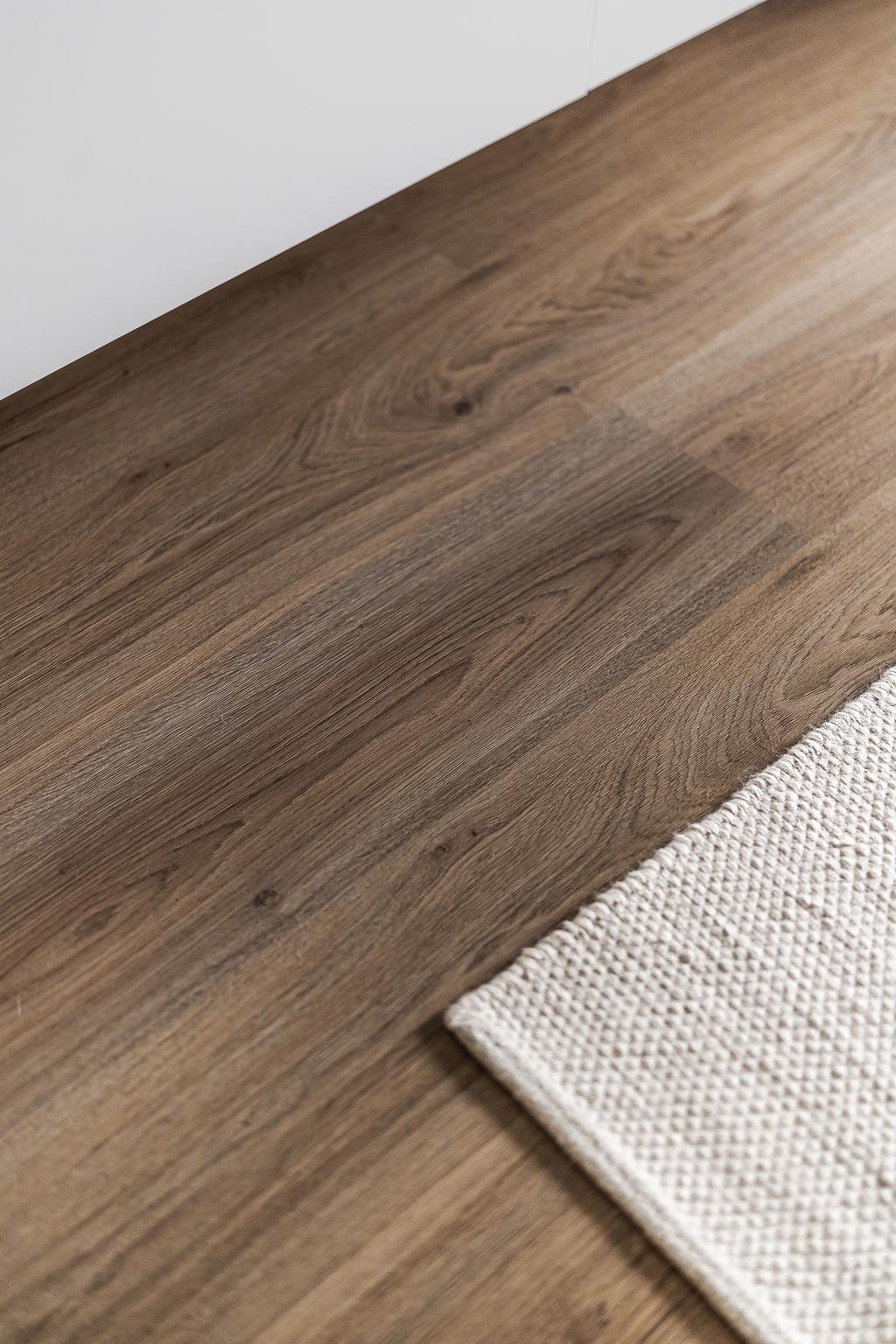 Detaljbild golvet i vardagsrummet