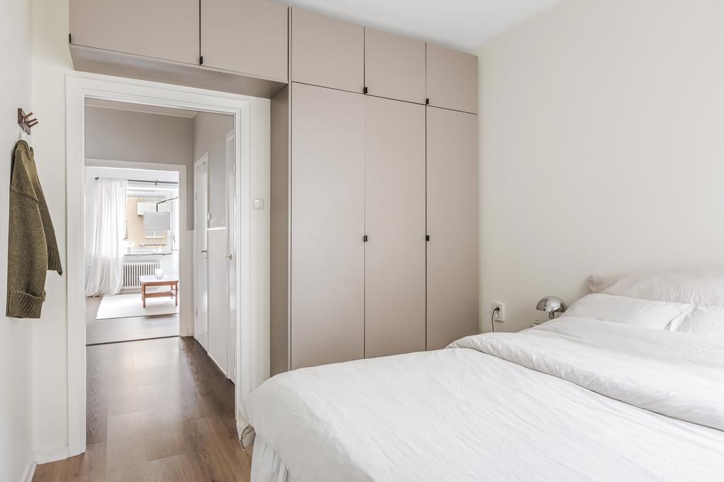 Sovrum med platsbyggda garderober