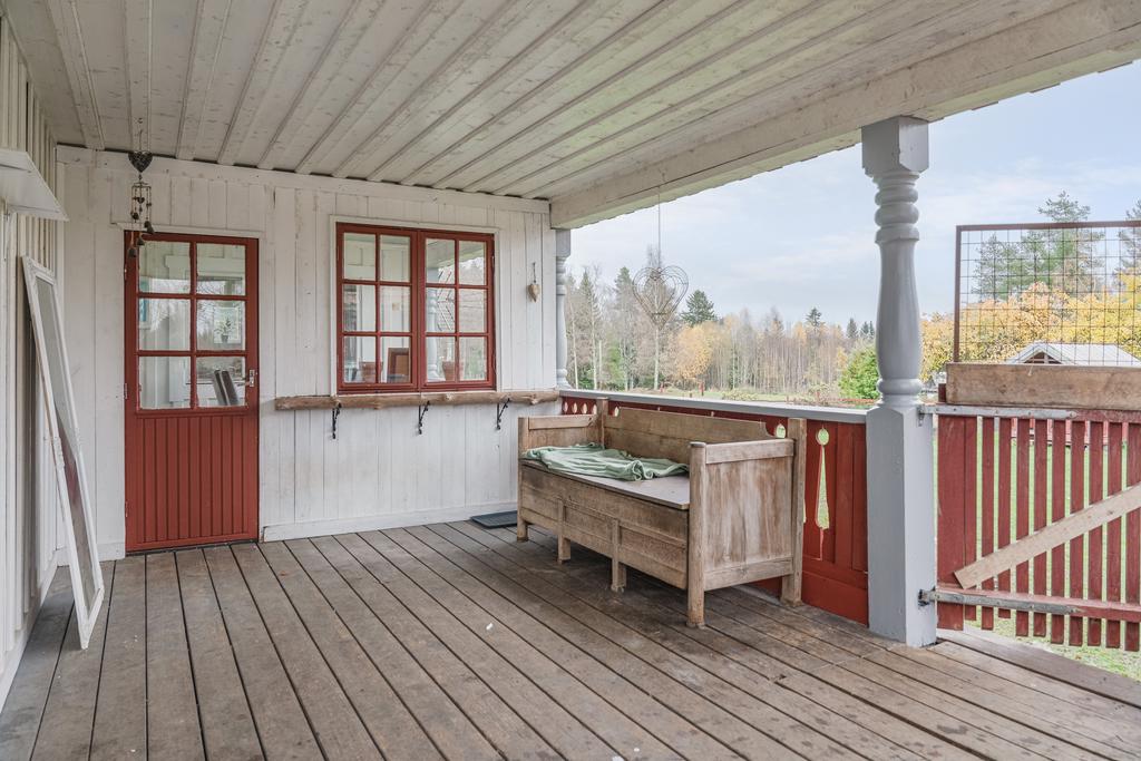 Den uppsatta väggen går att ta ned för den som önskar en ännu mer öppen och generös uteplats .