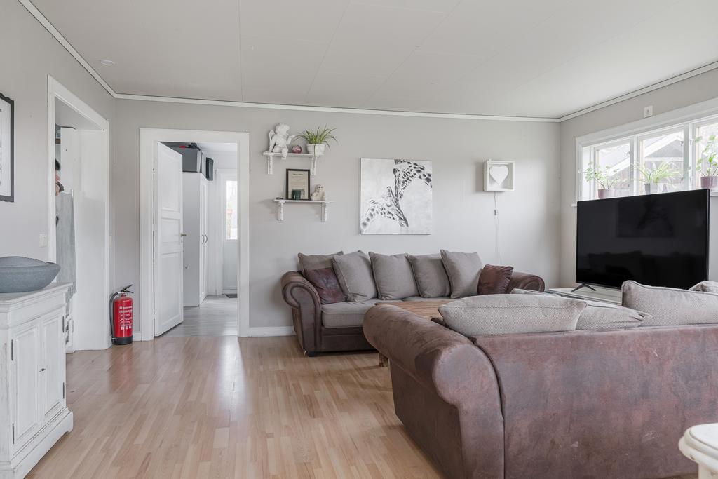 Från allrummet nås ett sovrum.