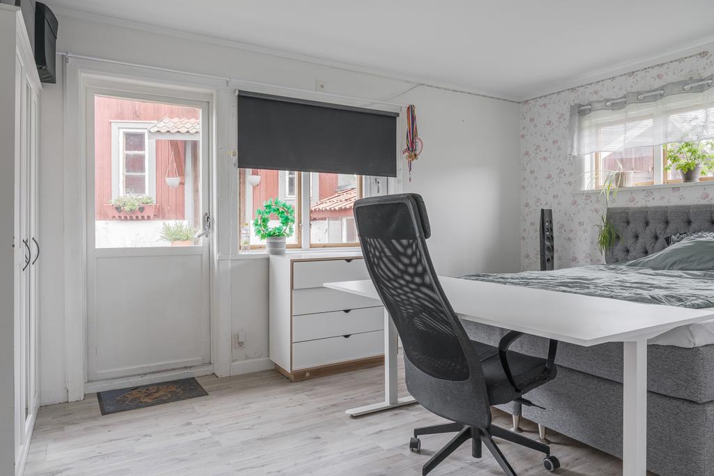 Från sovrummet finns en altandörr som leder direkt ut till husets baksida, en praktisk och uppskattad lösning som skapar enkel tillgång till trädgården.