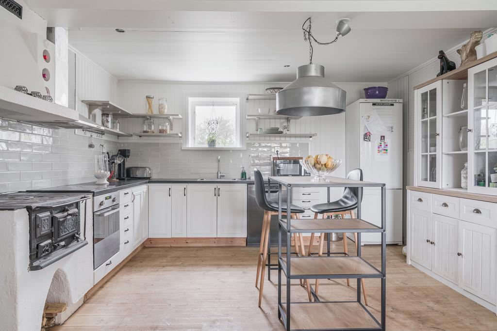 Stilrent och nyligen renoverat kök i modern lantlig design.