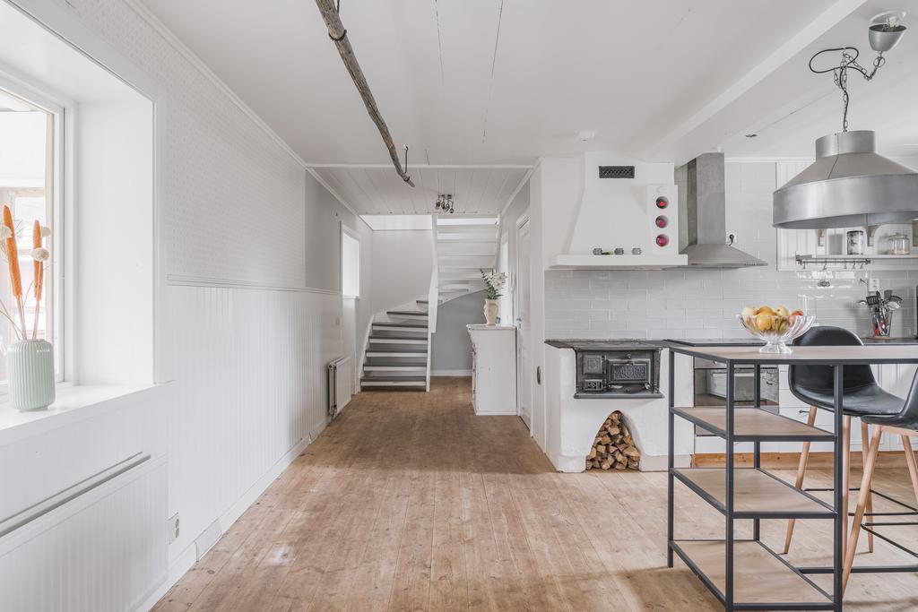 Ljust och inbjudande kök med en fin balans mellan modern funktionalitet och bevarad charm. Det öppna planlösningen ger generösa ytor, perfekt för både matlagning och social samvaro.