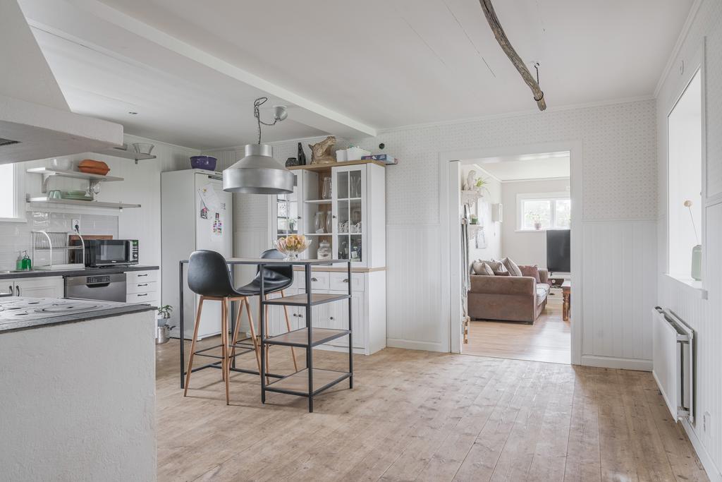 Från köket öppnar sig en rymlig och social vy mot allrummet.