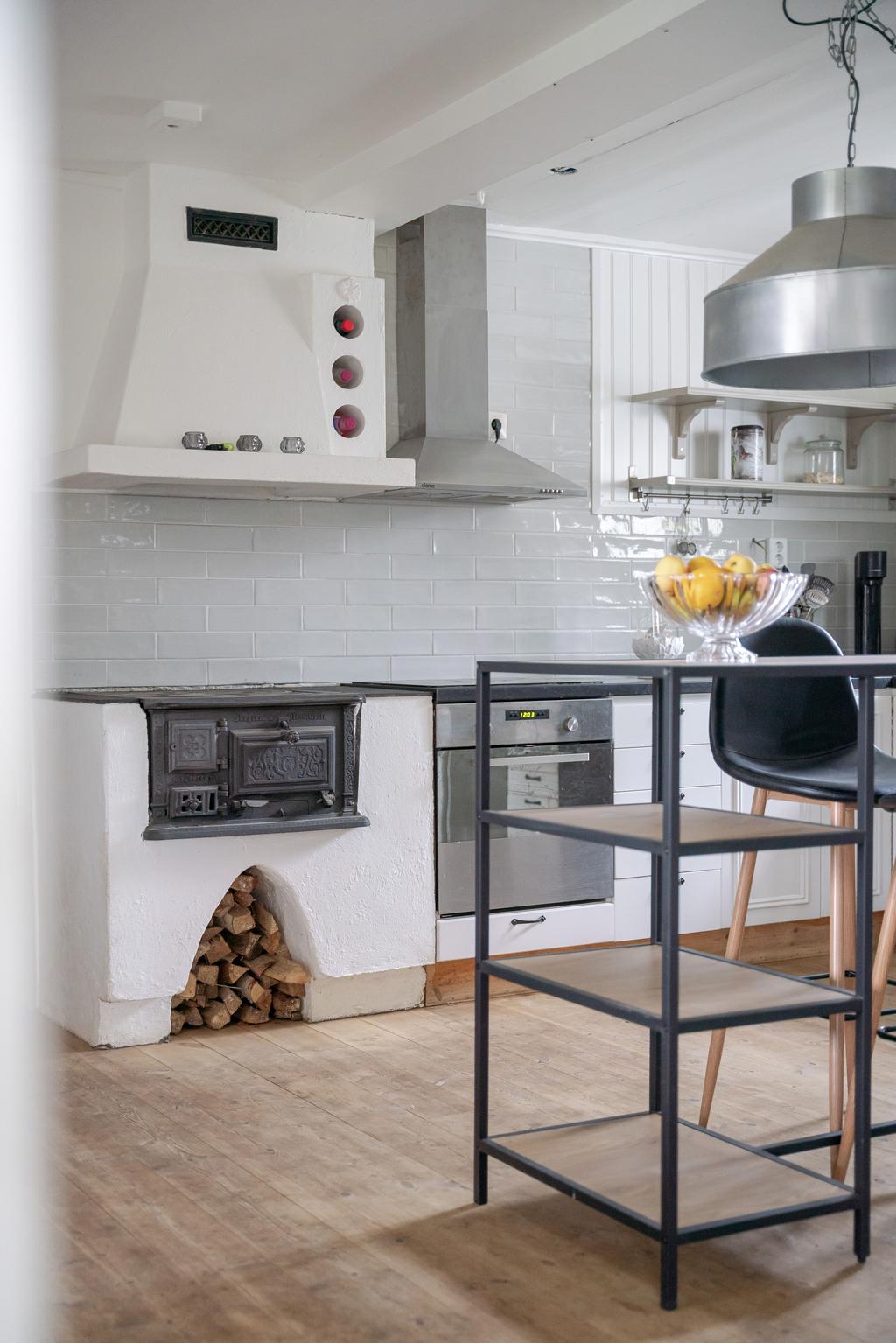 I köket finns en charmig vedspis!