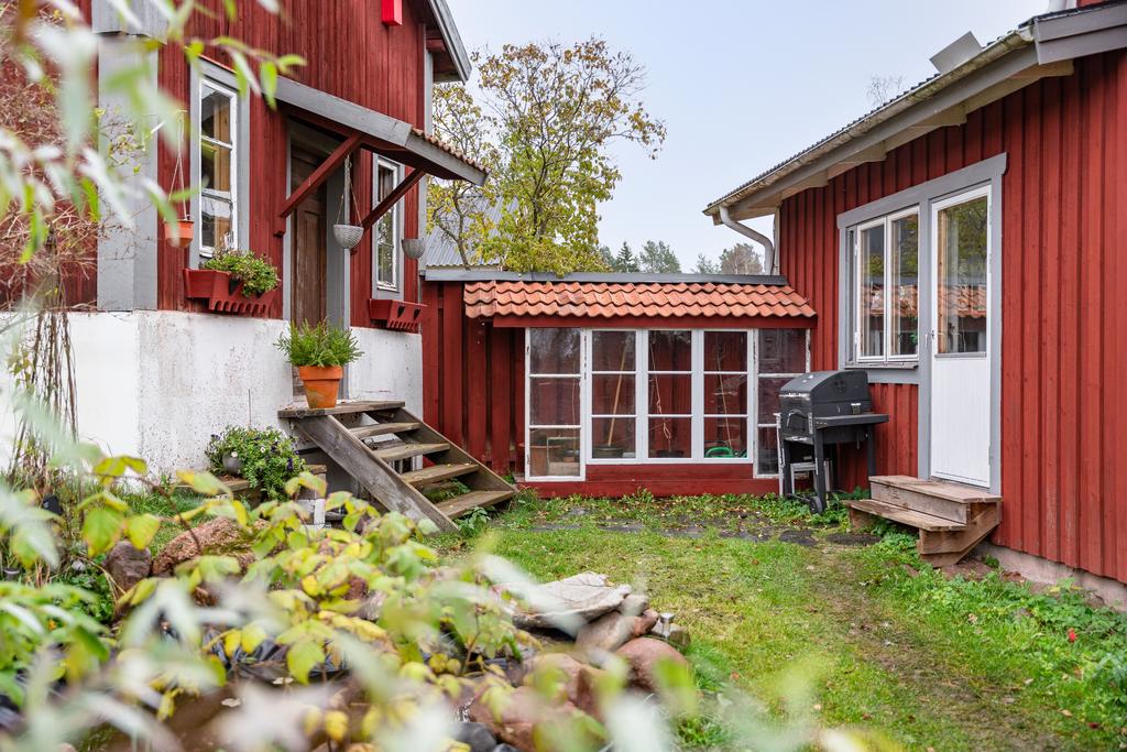 Från sovrummet nås husets baksida där det finns ett mindre växthus och ingång till härbret.