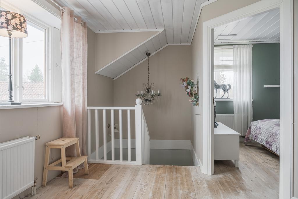 Övre hall med fint ljusinsläpp och anslutning till sovrum.