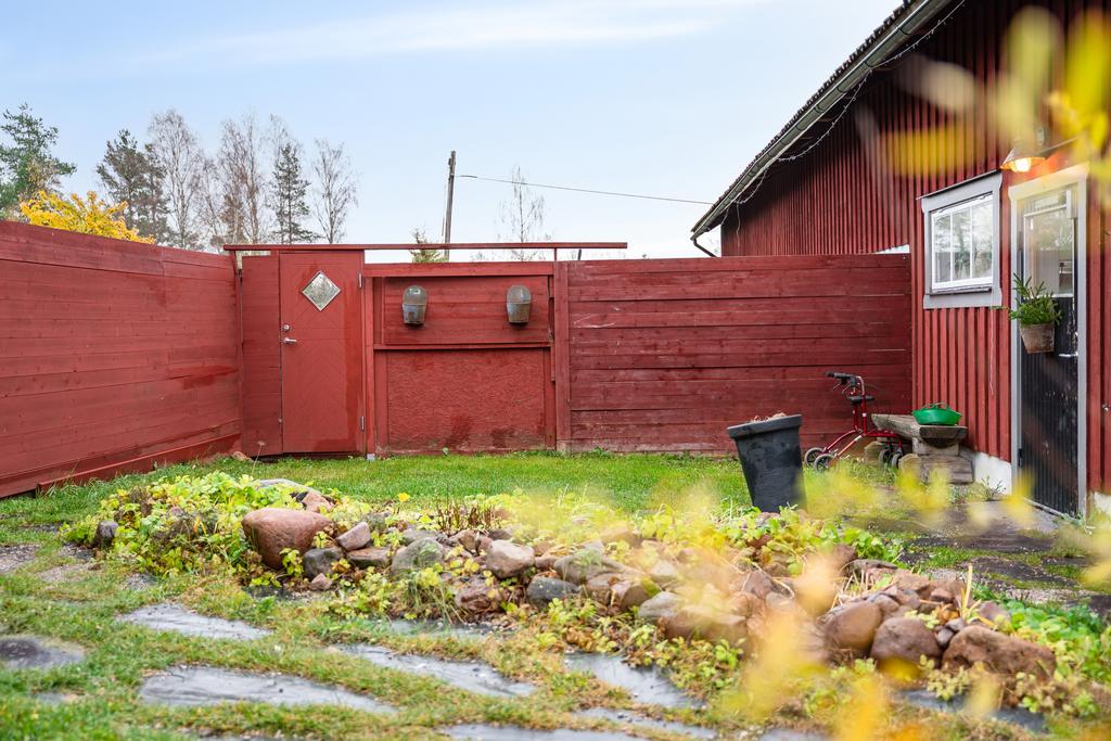 Här finns ingång till en inredd del av garaget.