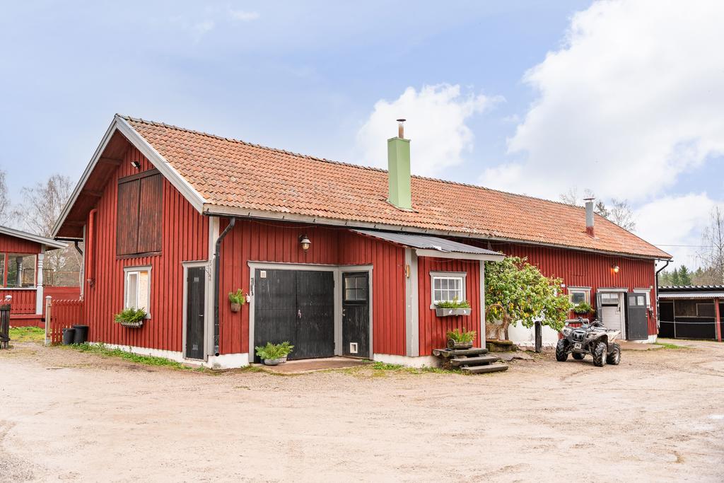 På stallet finns även ett garage, som idag används som lokal. 