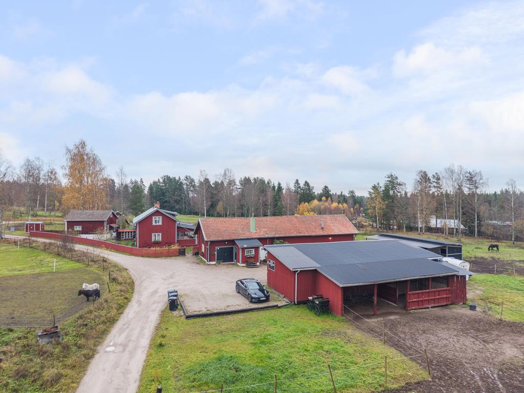 Gården erbjuder dessutom en lösdrift som är godkänd för 6 hästar.