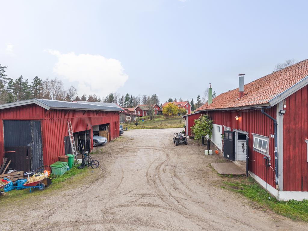 Intill lösdriften finns gott om förvaringsmöjligheter under tak.