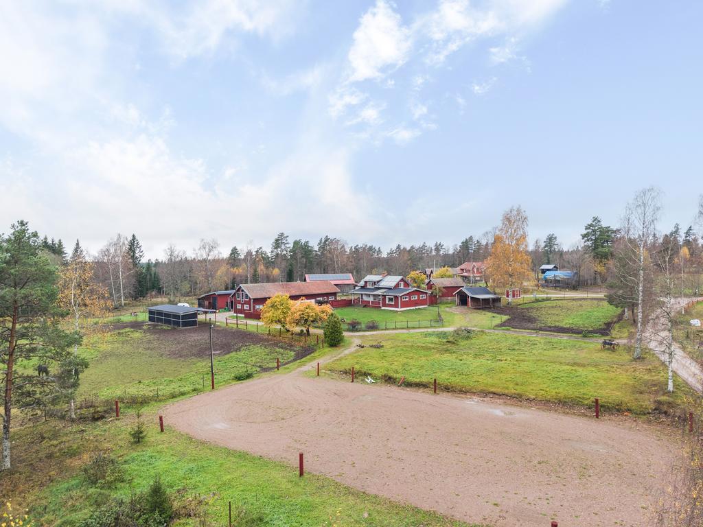 Från köksfönstret kan man sitta och kika ut på ridbanan. 