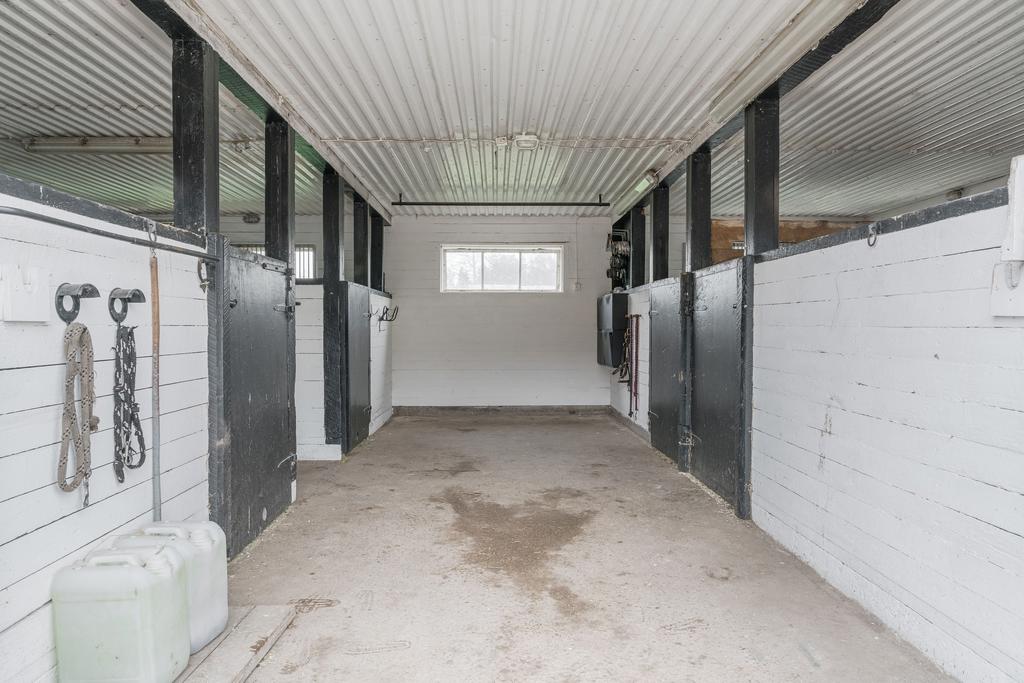 Välkommen in till stallet! Här finns plats för fyra hästar. 