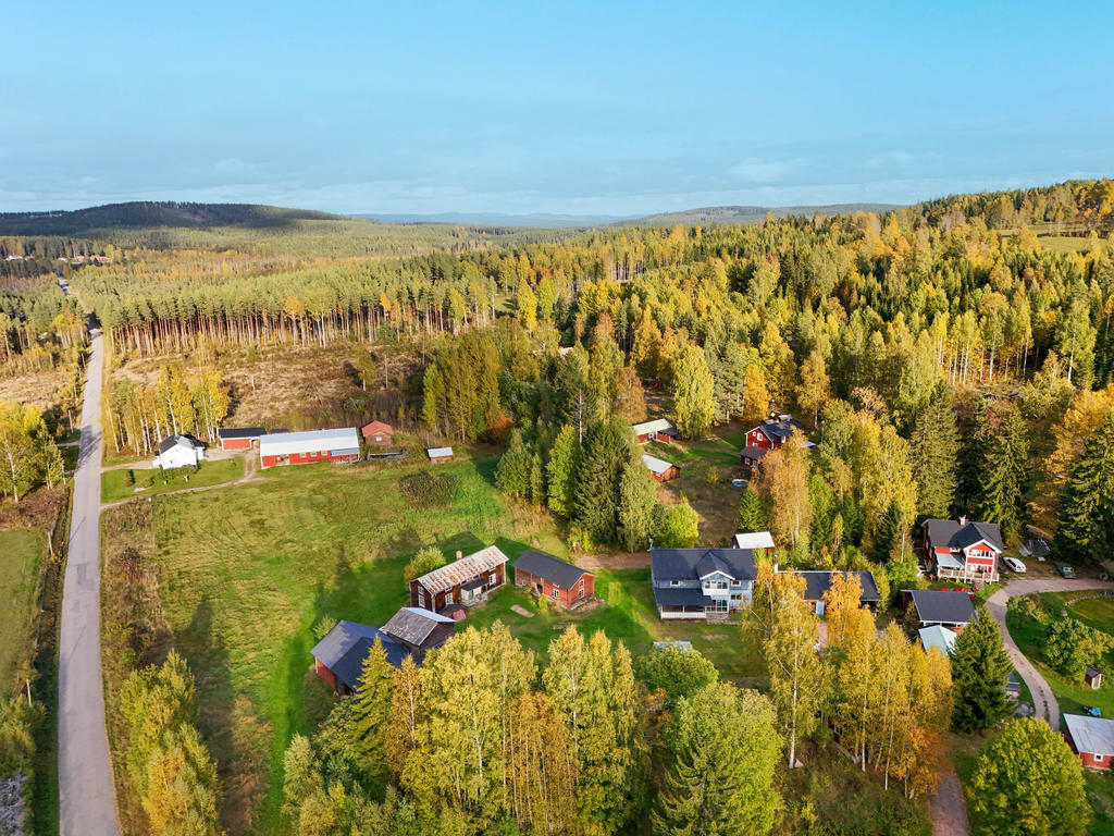 Vy mot nordöst med Torrabergsvägen till vänster i bild. 