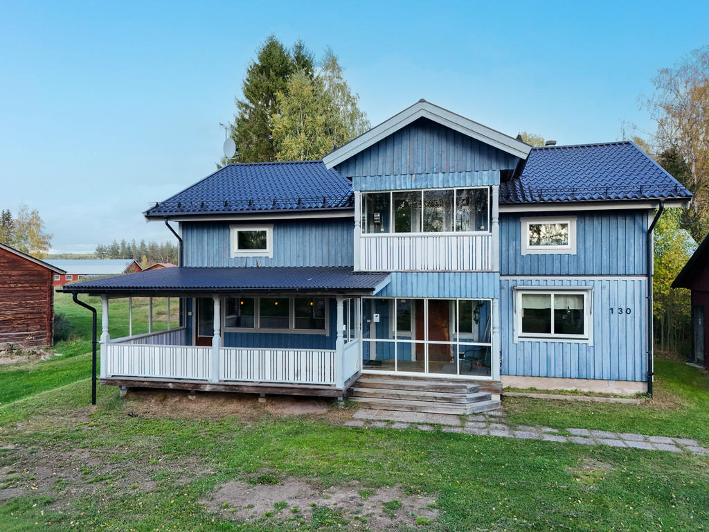 Fasad i sydväst med entré genom inglasning. 