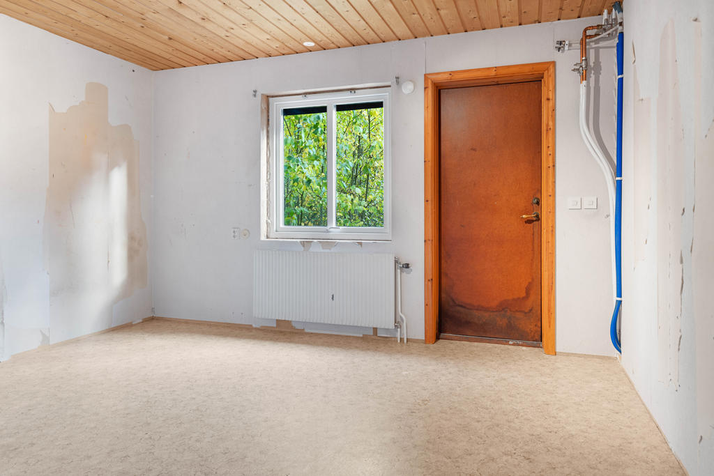 Rum med egen ingång ut till tomten och garaget med pannrum som ligger precis intill. 
