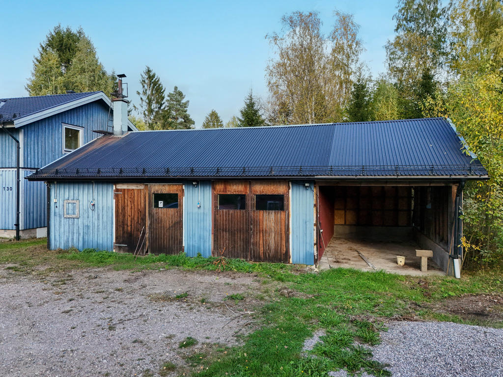 Dubbelgarage på gjuten platta med pannrum samt vidbyggd carport. 