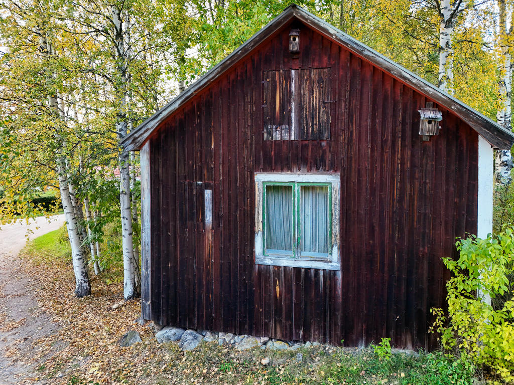 Precis intill infarten till Torrabergsvägen 130 finns på tomten en gammal byggnad i dåligt skick. 