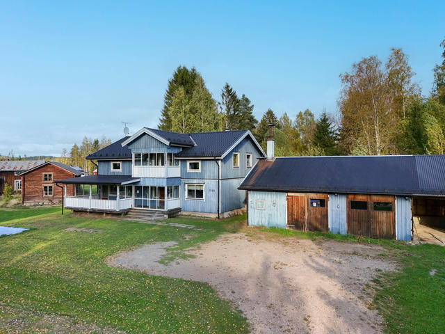 Välkommen till Torrabergsvägen 130- stort bostadshus med rymligt garage. 