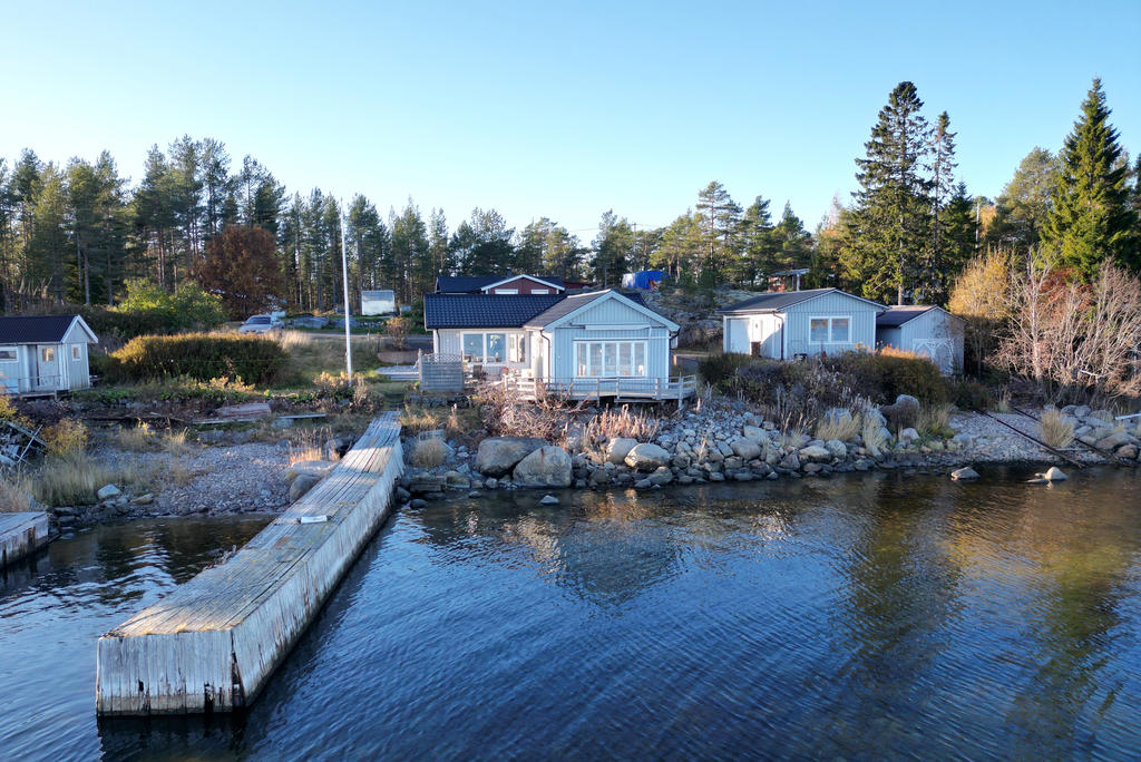 Från bryggan mot huset