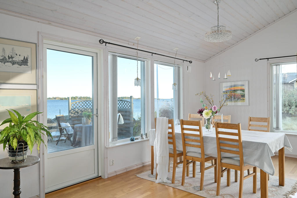 Utgång till altan från matplatsen i allrummet