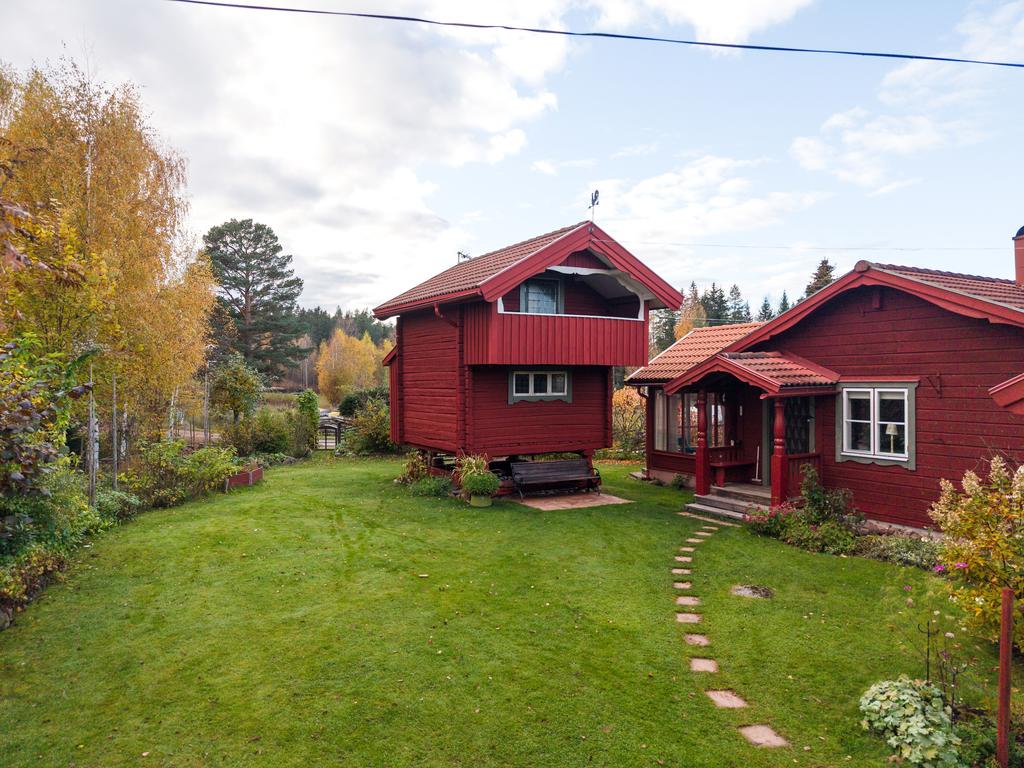 Bostaden har en avskild uteplats i soligt söderläge på innergården