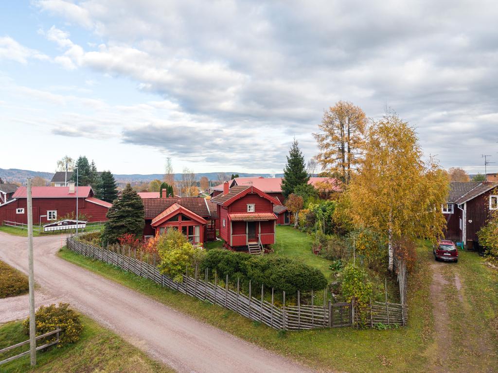 Västannor erbjuder en vacker bymiljö och här har ni bland annat kort promnedavstånd till den väldigt omtyckta badplatsen Västannorstjärn. 