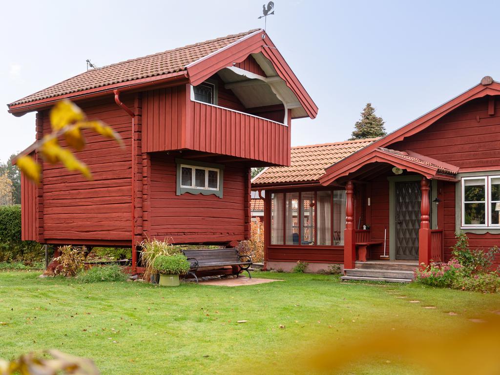 På tomten finns dessutom ett charmigt härbre i två plan med extra sovplatser.