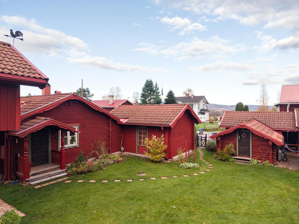Här finns även carport, snickarbod och generösa förrådsytor som skapar goda möjligheter för både förvaring och fritidsintressen.