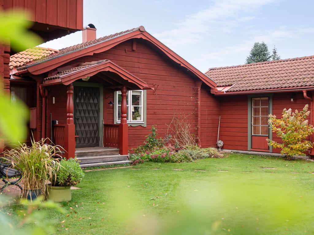 Huset rymmer två sovrum och ett badrum samt hemmets naturliga samlingspunkt i det trivsamma allrummet med köksdel och braskamin. 