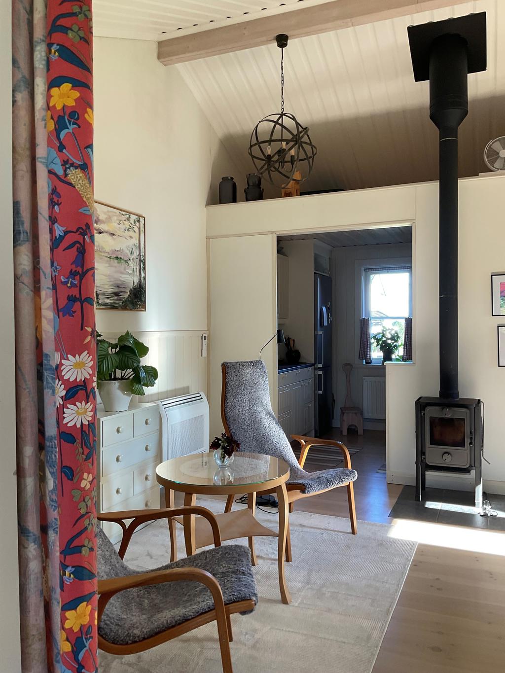 Allrum sett mot köksdelen.